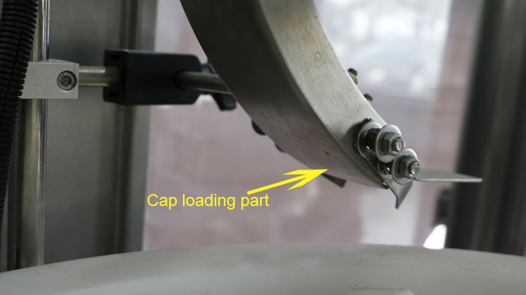 500 ml-es kerek palackozó gép kupakkal lezárva és csillagkerékkel futva